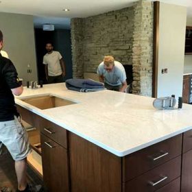 quartz-counter-top-worker